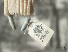 Laden Sie das Bild in den Galerie-Viewer, Spun Cotton Ornament Bird