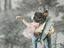 Laden Sie das Bild in den Galerie-Viewer, Spun Cotton Ornament Black Cat with Fish