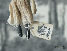 Laden Sie das Bild in den Galerie-Viewer, Spun Cotton Ornament Crow Girl