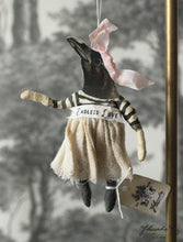 Laden Sie das Bild in den Galerie-Viewer, Spun Cotton Ornament Crow Girl
