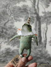 Laden Sie das Bild in den Galerie-Viewer, Spun Cotton Ornament Frog