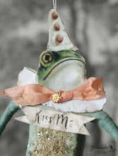 Laden Sie das Bild in den Galerie-Viewer, Spun Cotton Ornament Frog