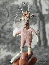 Laden Sie das Bild in den Galerie-Viewer, Spun Cotton Ornament Giraffe &quot;Cake&quot;