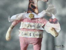 Laden Sie das Bild in den Galerie-Viewer, Spun Cotton Ornament Giraffe &quot;Cake&quot;