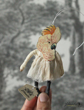 Laden Sie das Bild in den Galerie-Viewer, Spun Cotton Ornament Kakadu Girl