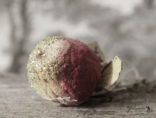 Laden Sie das Bild in den Galerie-Viewer, Spun Cotton Ornament Apple