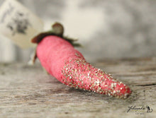 Laden Sie das Bild in den Galerie-Viewer, Spun Cotton Ornament Chili