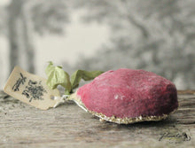 Laden Sie das Bild in den Galerie-Viewer, Spun Cotton Ornament Fig