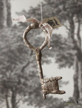 Laden Sie das Bild in den Galerie-Viewer, Key &amp; Lock Set of 2 Spun Cotton Ornaments Silver
