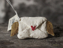 Laden Sie das Bild in den Galerie-Viewer, Spun Cotton Ornament Winged Love Letter