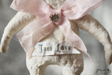 Laden Sie das Bild in den Galerie-Viewer, Spun Cotton Ornament Polar Bear &quot;True Love&quot;