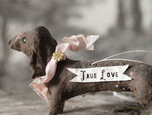 Laden Sie das Bild in den Galerie-Viewer, Spun Cotton Ornament Dachshund &quot;True Love&quot;