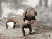 Laden Sie das Bild in den Galerie-Viewer, Spun Cotton Ornament Dachshund &quot;True Love&quot;