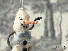 Laden Sie das Bild in den Galerie-Viewer, Spun Cotton Winter Ornament Snowman &quot;Cheers&quot;