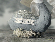 Laden Sie das Bild in den Galerie-Viewer, Grey Swan Spun Cotton Figurine