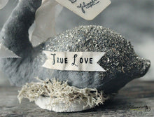 Laden Sie das Bild in den Galerie-Viewer, Grey Swan Spun Cotton Figurine