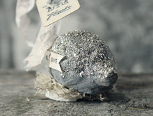 Laden Sie das Bild in den Galerie-Viewer, Grey Swan Spun Cotton Figurine