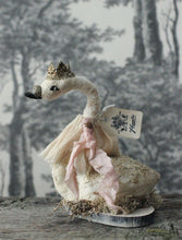 Laden Sie das Bild in den Galerie-Viewer, Swan Queen Spun Cotton Figurine White